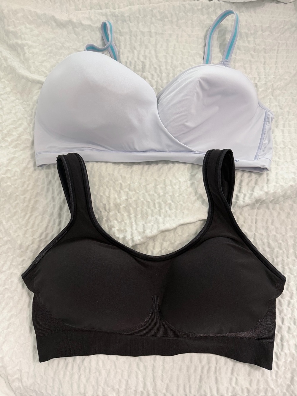 Seamless Wireless Comfort Bra - 1 Black and 1 light blue. Size 2xl GUC